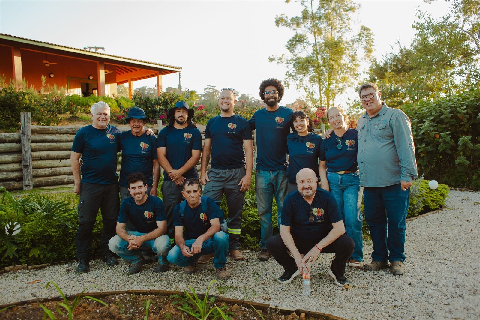 Equipe do Instituto Verdejar reunida no jardim da Fazenda Santa Helena, ao fim da tarde